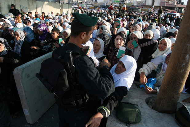 ישראל מונעת מנשים פלסטיניות את הזכות הבסיסית לחופש תנועה.